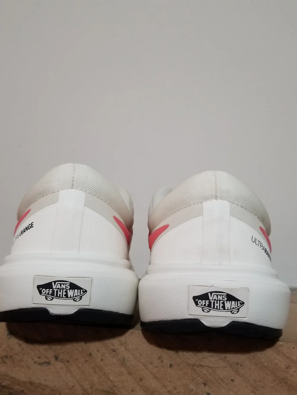 NEW! Vans Women White Ultrarange Sneakers with Pink Side Wave Sz 10
